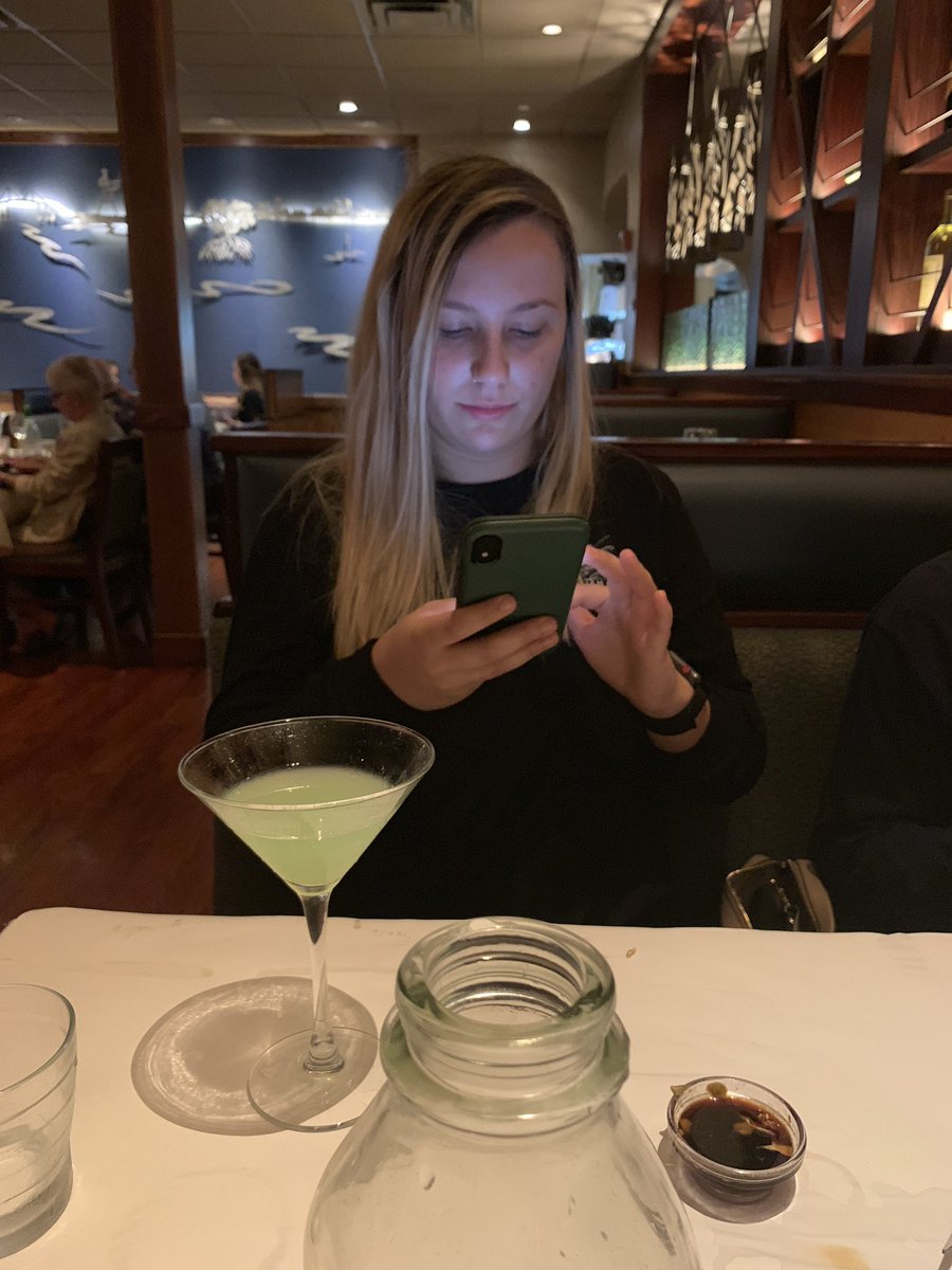 When your try to take your girl to a nice dinner but she won’t get off fucking Twitter <a href="/nvansciv/">Nicole Vansciver</a>