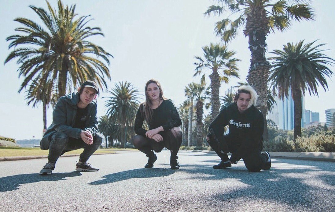 hellaverage's tweet image. We’re playing @_jackrabbitslims tonight with @thankyoufrank and @rocketshipchaser 
Make sure you say ‘hell average‘ at the door when you pay entry. 
Doors open at 9
See ya there 💚💕