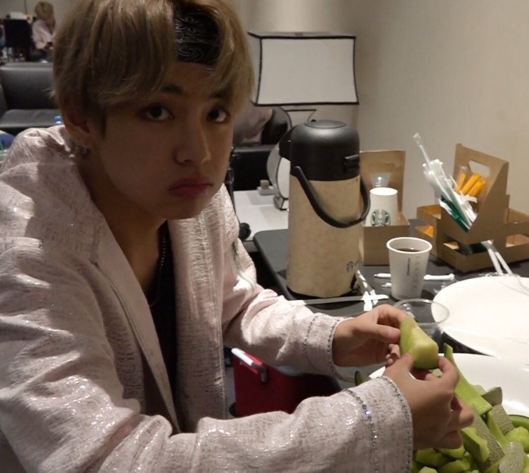 vminbffnh's tweet photo. @snowberrytae @unrnie @BTS_twt #Taehyungismyscenry40M
#weloveyoutaehyung
omg.... he did it,our taehyung is so fast.. just waiting for 100M we are proud of you tae ๐
Army's let's give more love and support our baby deserve more.....
#streamscenery https://t.co/bijwnSgfpm
