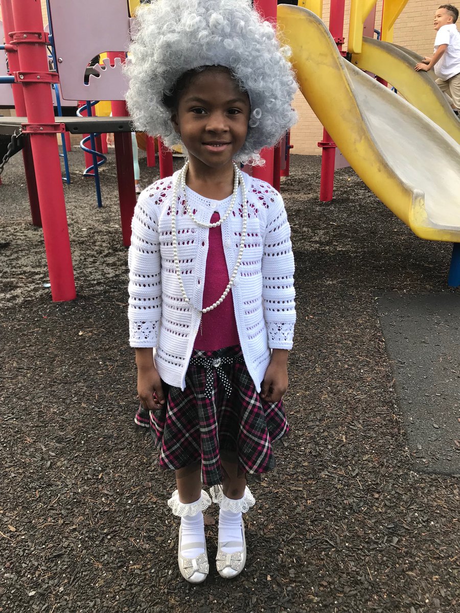 JonesLachon's tweet photo. Celebrating the 100th day! #100 yearoldkinderbees #buildingwith 100items ⁦@lonniebnelson⁩ ⁦ https://t.co/Neqy7KIbHE