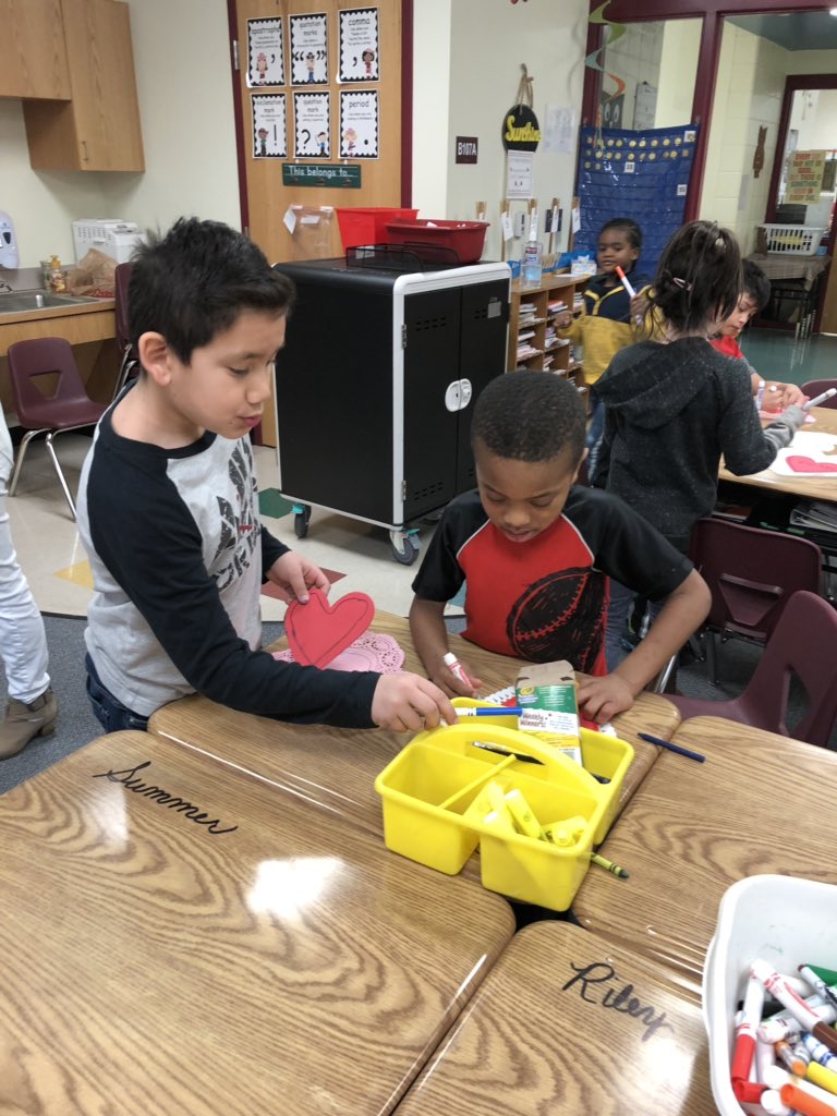 EndersLeaders's tweet photo. Community service time!  Our Owl Pals are creating decorations for Meals on Wheels boxes. #WPSFutureProud  #WPSPROUD https://t.co/6KSb3honoN