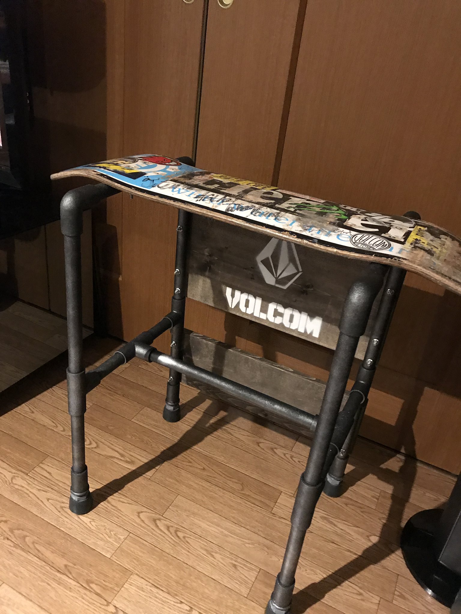 Twitter 上的 Captain Go こんにちわぁ 今日のdiy どーゆー風に作ってるか見てみましょうねぇ スケボーキッズが思い入れがあって捨てられない板があるって事で リメイクしてイスにした時のだぜ ガハハハハハ 海賊のガラクタ Diy 日曜大工