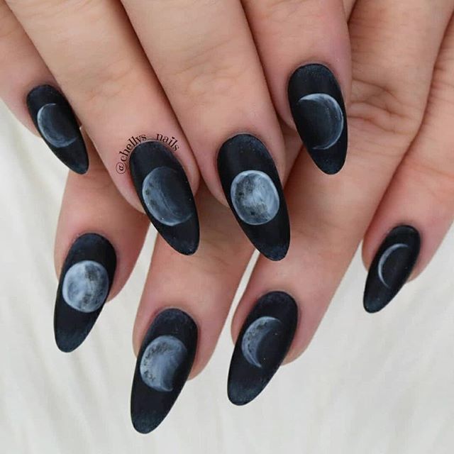 Loving this simple yet detailed moon phases manicure by @chellys_nails 🌙 • #repost Moon phases🖤🖤
The light, the power, the moon effects!
Using @vetro_usa
#nails #nailsinorlando #nailsinkissimmee #nailporn #orlandonailtech #nailsofinstagram #vetrousa … bit.ly/2Gu9gcM