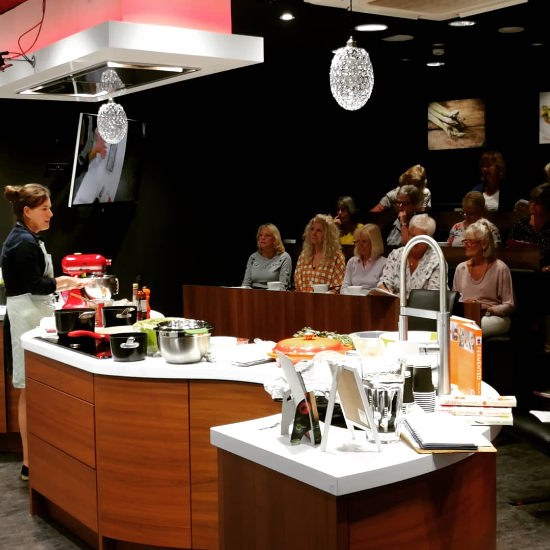 Meet the Chef 👉
Charlotte Pike @charlottepikefood is an award-winning food writer, trained chef and cookery teacher. Join us on the 13th of Feb for a Valentine's dinner inspirations by Charlotte 💞
#cook #chef #ValentinesDay #homemade #special #cookingclass #cookerytheatre #uk