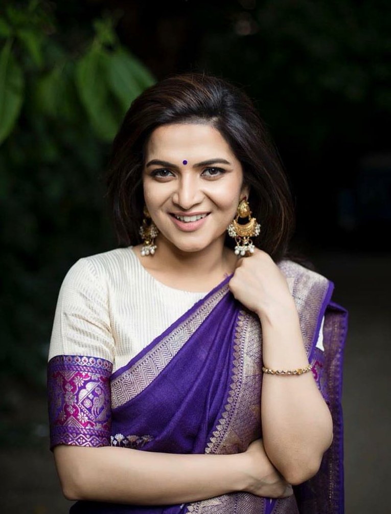 DDdiehardfans's tweet photo. Something special surprise cmng for our darling @DhivyaDharshini birthday 😍😘 #sisove #sisbond #queendd #feb17th 🤗🤗 excited about this ❤️ https://t.co/t6tEtf1PA7