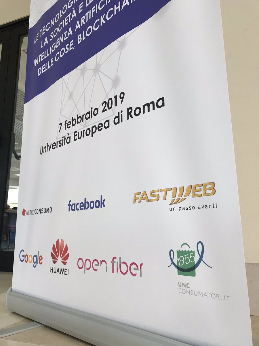 massidona's tweet photo. Oggi siamo all' @UniEuropeaRoma per raccontare ai giovani liceali il bello dell'##innovazione! 💪🏼
Ma cosa ci fanno sul palco queste #rosegialle ???
#innolawlab @LuigiGarofalo @AlbertoMGambino @consumatori https://t.co/xuomzopAs6