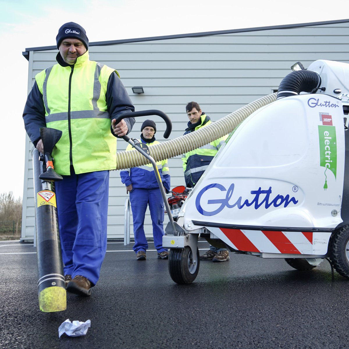 VilledeReims's tweet photo. Visite des nouveaux locaux du service mécanisé et ateliers de la #Propreté urbaine : des bâtiments neufs qui permettent désormais un rapprochement des activités, pour une organisation #optimale, un gain de temps pour les agents et qui renforce l’approche #environnementale ! https://t.co/WOwrlDek1V