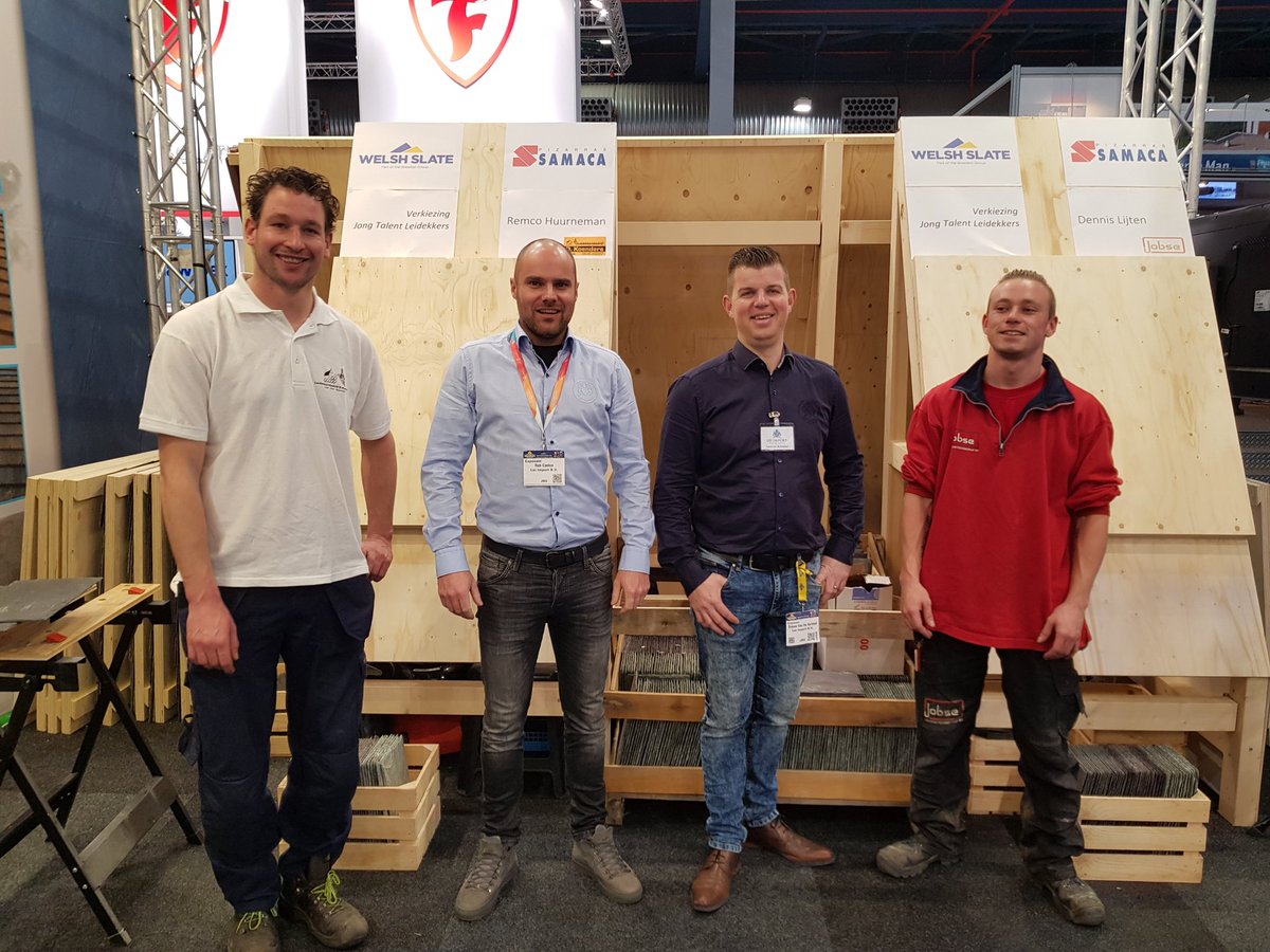 LeiImportBV's tweet photo. Onze Rob en Simon, geflankeerd door de deelnemers leidekkercompetitie van vandaag: Remco Huurneman en Dennis Lijten. #BouwBeurs #LeiImport Succes mannen! https://t.co/BJXTAmw6bU