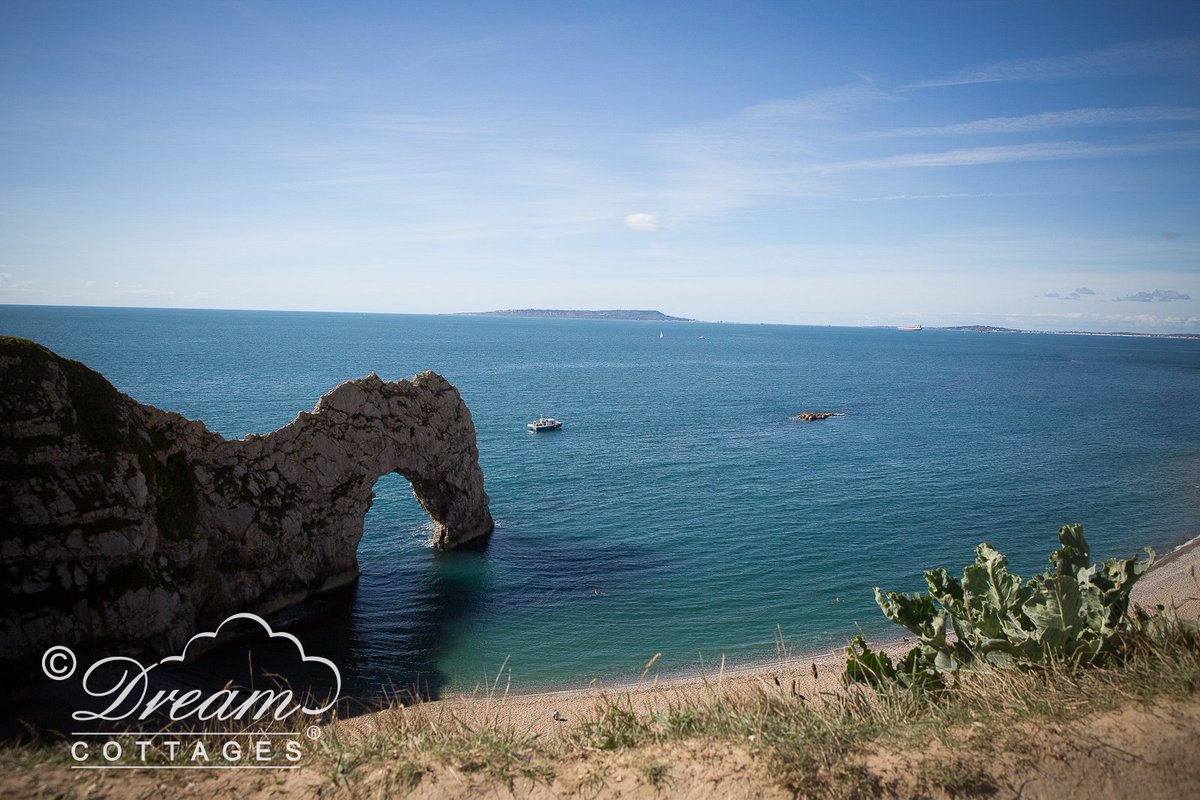 Valentine's day is coming soon...Check out our team's top 10 #romanticspots to visit in #Dorset! ow.ly/uuVt30nBb7L  #romanticplaces #romanticdorset #durdledoor