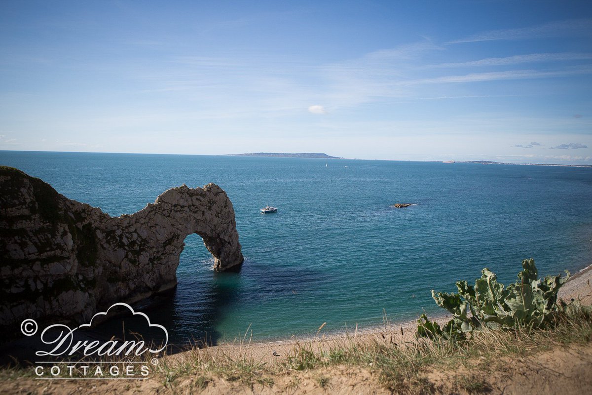 DreamCottages's tweet photo. Valentine's day is coming soon...Check out our team's top 10 #romanticspots to visit in #Dorset! https://t.co/ipb2385kvH  #romanticplaces #romanticdorset #durdledoor https://t.co/kpnsh1H063