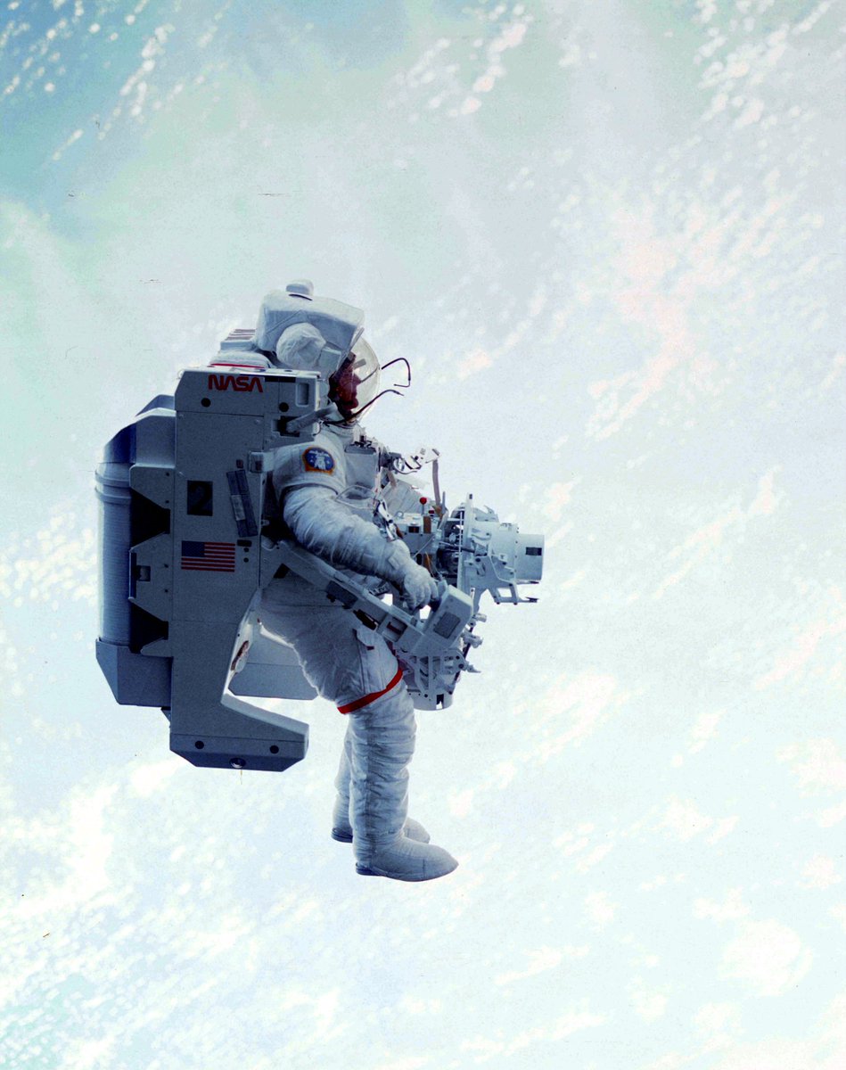 HumanoidHistory's tweet photo. February 7, 1984: Bruce McCandless becomes the first human to fly untethered in space. https://t.co/YXmkhw5sz3