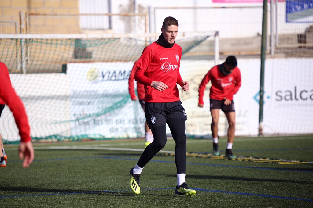 clubdepguijuelo's tweet photo. ¡¡¡ Ya entrena junto al resto de sus compañeros el delantero holandes Ten Den !!!

#BienvenidoTenDen https://t.co/ydizpADX96