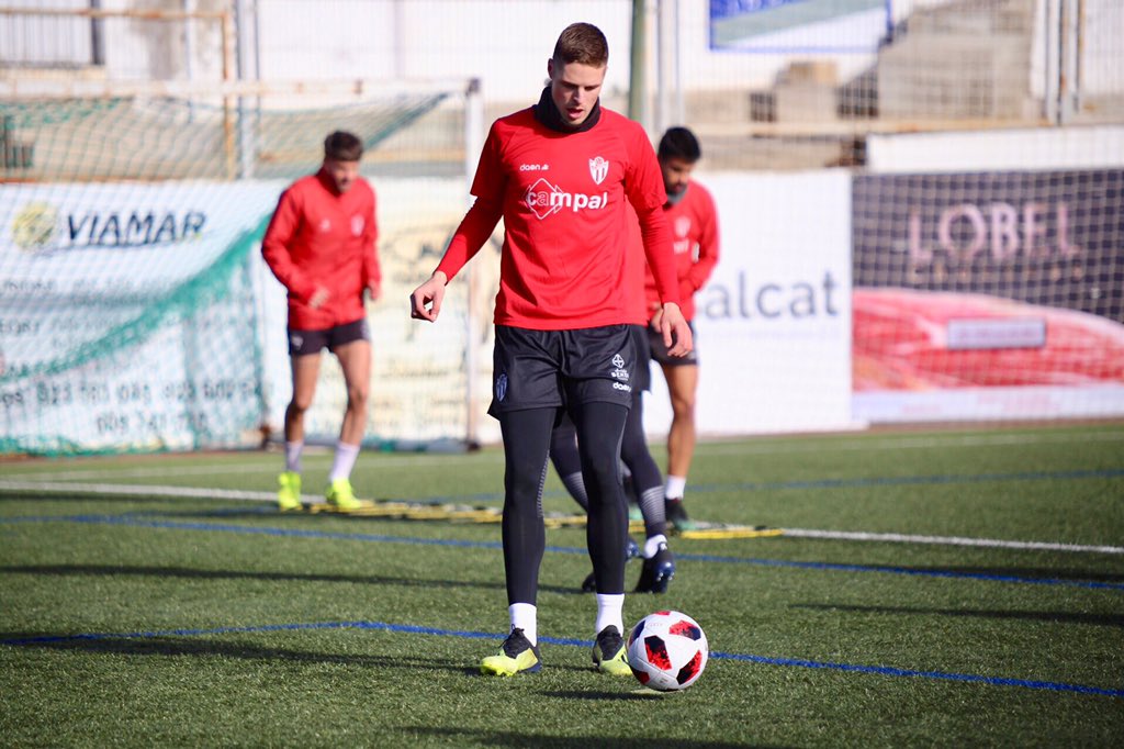 clubdepguijuelo's tweet photo. ¡¡¡ Ya entrena junto al resto de sus compañeros el delantero holandes Ten Den !!!

#BienvenidoTenDen https://t.co/ydizpADX96