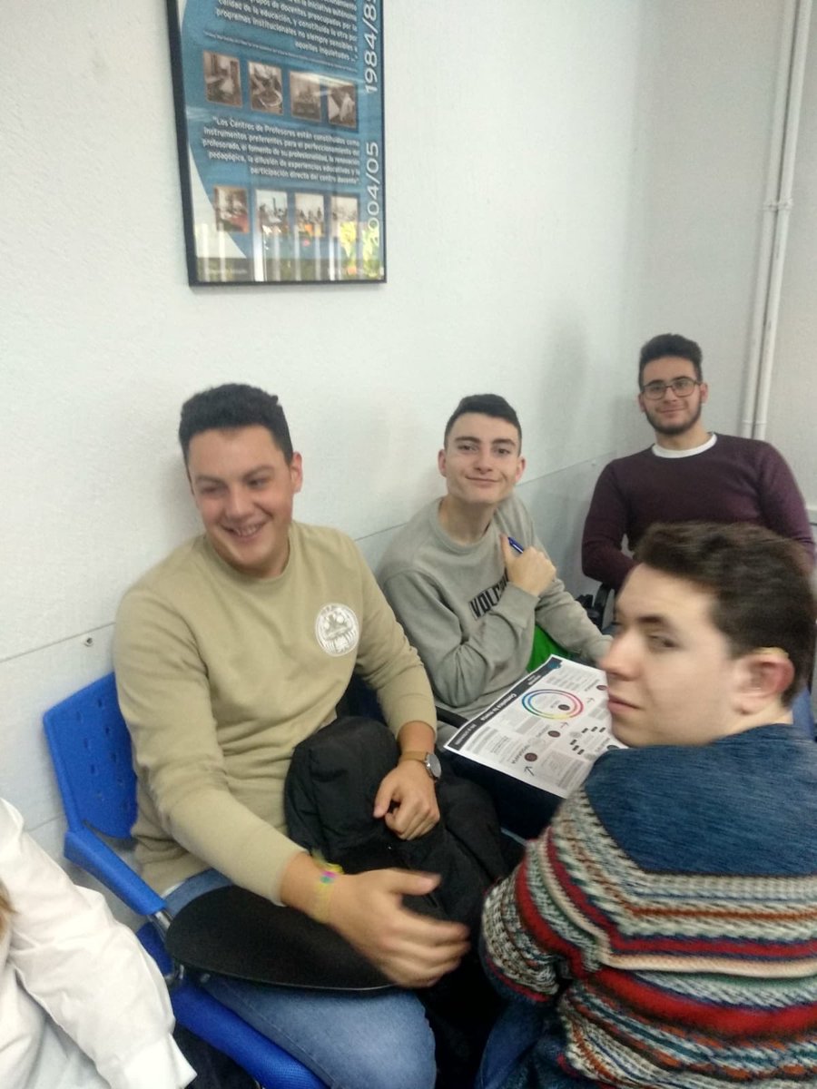 FPbarcarrota's tweet photo. Nuestros alumnos de #FP participantes en #Expertemprende recibiendo asesoramiento personalizado @CulEmprendedora @IESVirgenSote https://t.co/96VeIyGC1Y