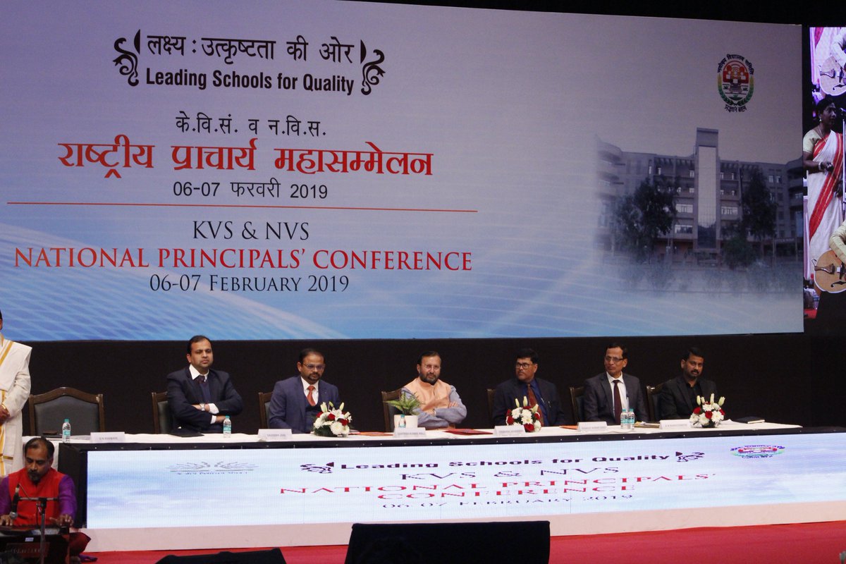 Union HRD Minister <a href="/PrakashJavdekar/">Prakash Javadekar</a> presents a memento to Award-winning Ishita Vishwakarma after her performance at KVS &amp; NVS National Principals Conference today at Siri Fort Auditorium, New Delhi. #NationalPrincipalsMeet #TransformingEducation  <a href="/KVS_HQ/">Kendriya Vidyalaya Sangathan</a>