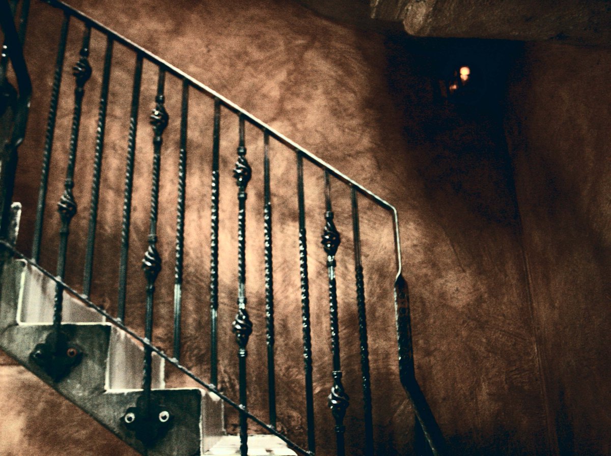 Elfinn_Creative's tweet image. **THURSDAY PHOTO** There are times I&apos;m walking by and spot a great photo but don&apos;t have my camera. On this occasion I&apos;d been doing a shoot in De Hems, London and saw what could be a v.gothic style photo, so I snapped &amp;amp; edited it. #stilllifephotography #stairs #ironrails #gothic