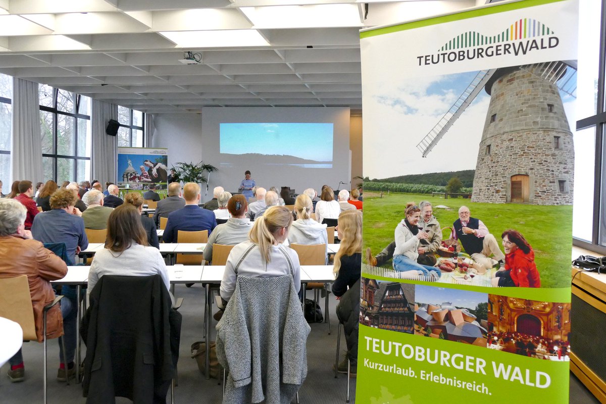 HausNeuland's tweet photo. Zukunftsfit #Wandern im @teutoburgerwald – wie gelingt's? Darum geht es heute bei der #Wanderkonferenz im Haus Neuland. Mit spannenden Impulsvorträgen, angeregten Gesprächen und ganz viel touristischem Austausch. 
#zukunftsfitwandern #tourismus #teuto #teutoburgerwald https://t.co/BlTHH2iEqR