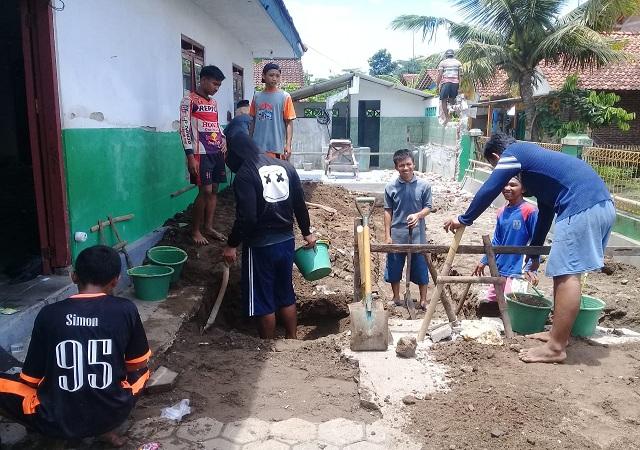 Warga Emprak Gotong royong Rehab Masjid dlvr.it/QyMJbN