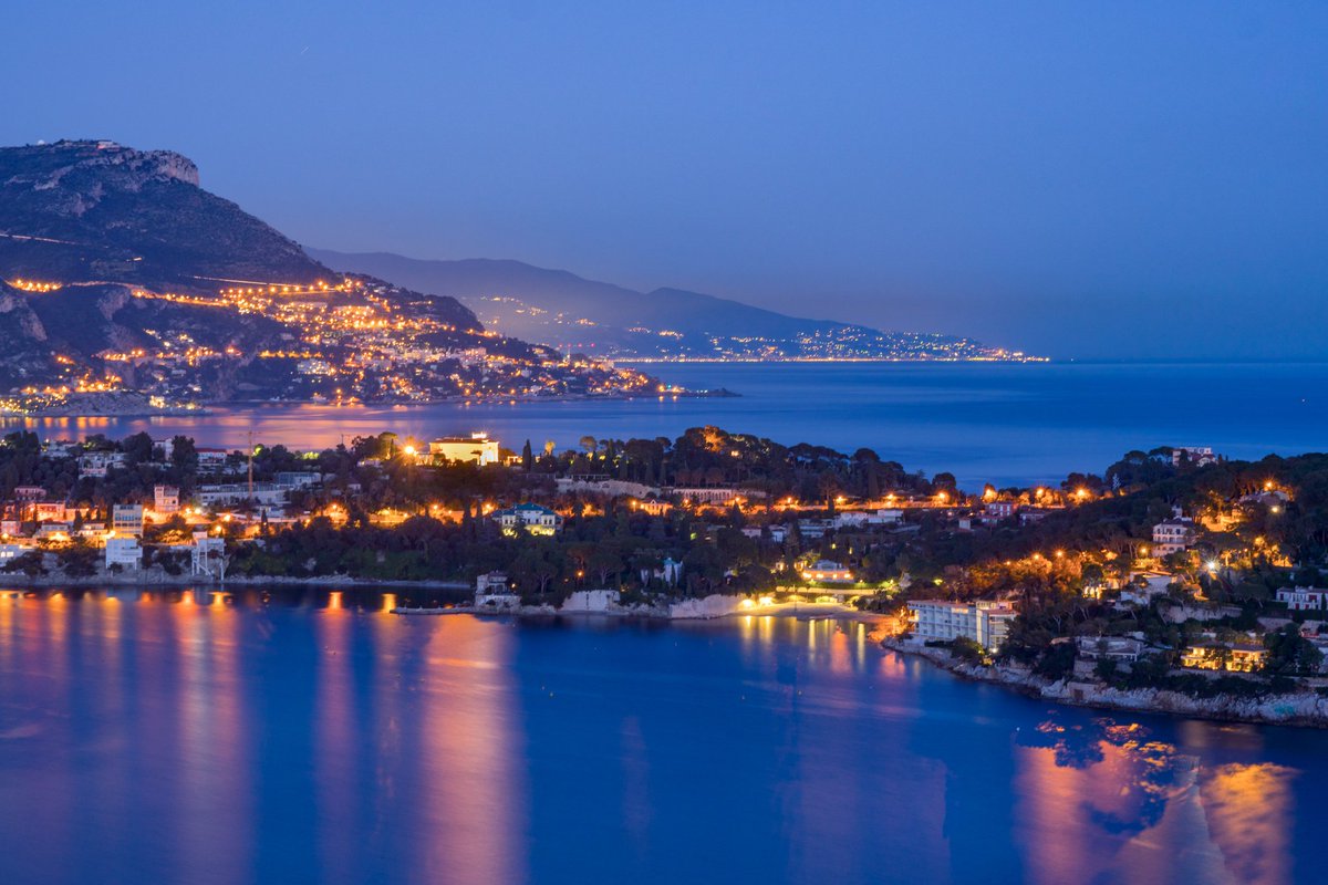 Pour ce #JeudiPhoto une photo prise hier soir depuis le mont Boron en regardant vers le #capferrat #Eze et #Capdail
#CotedAzur #Frenchriviera #CotedAzurNow
#Département06 #AlpesMaritimes  #CotedAzurFrance  #photoYLC