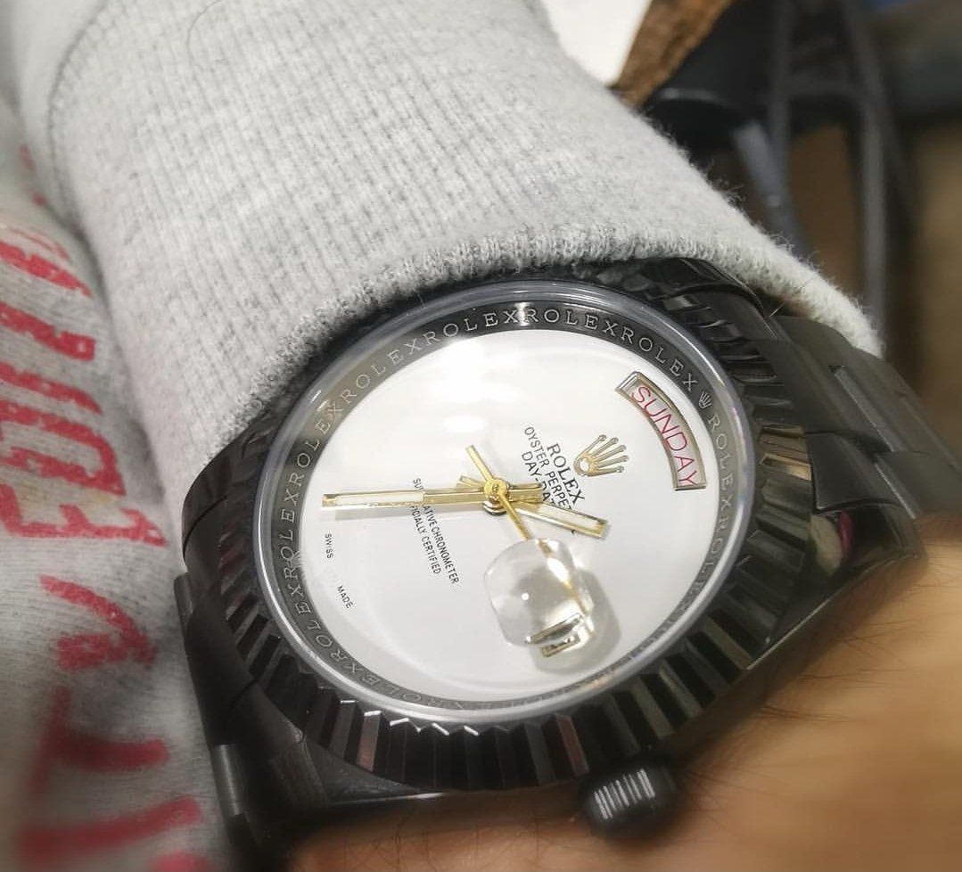 ممكن لمشاهدة عشرات الساعات بموديلات جديدة 
السويسرية وأخرى بالبدي الاصلي . 
على حساب انستجرام متجر الكاريزما: shop_charisma_1