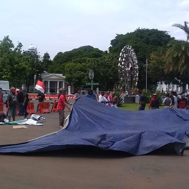 lokataru_id's tweet photo. Jakarta, 7 Febuari 2019 
Karyawan PTFI Sudah 3 hari bertahan di depan Istana Presiden untuk meminta keadilan dan ingin bertemu bapak Presiden Republik Indonesia Ir. Joko Widodo. 
#keadilan #karyawan #ptfreeportindonesia #phk #istanapresiden #jokowi #kemana #indonesia #lokataru https://t.co/rcTNcZLMiK
