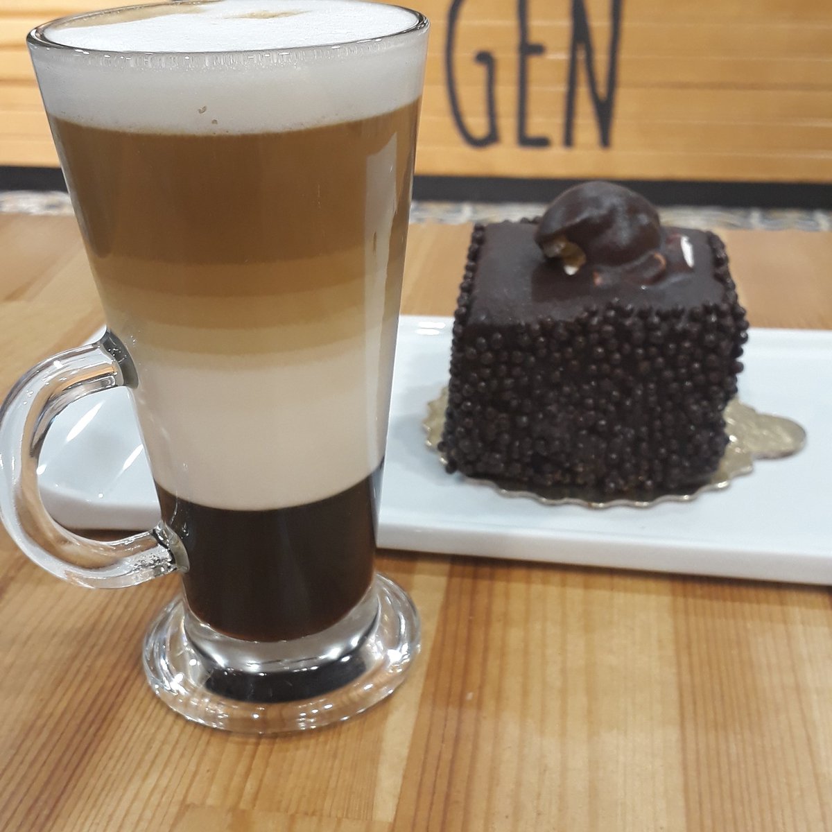 Hem kalbiniz hem içiniz ısınsın diye... #caramel #caramelmacchiato  #karamel #macchiato #coffeegen #mersinsehirhastanesi #coffee #kahve #mersin #pasta #tea #cake