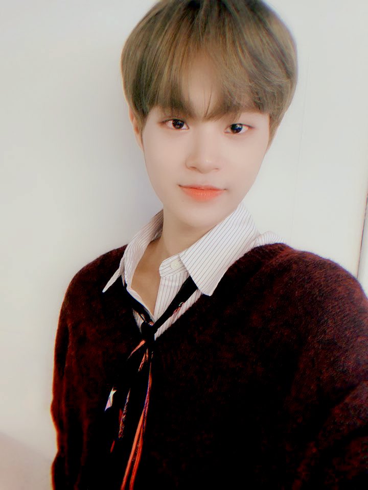 BN_Music's tweet photo. [#박우진 #이대휘/PHOTO] 브이라이브 때 여러분들과 했던 약속 지키려구 'Candle' 라이브 클립 찍었어요. 누구 손인지 맞춰보기~

#내일오후 #Candle #캔들 #라이브클립 #공개 
#브랜뉴뮤직 #BRANDNEWMUSIC https://t.co/OaoMldzzVh