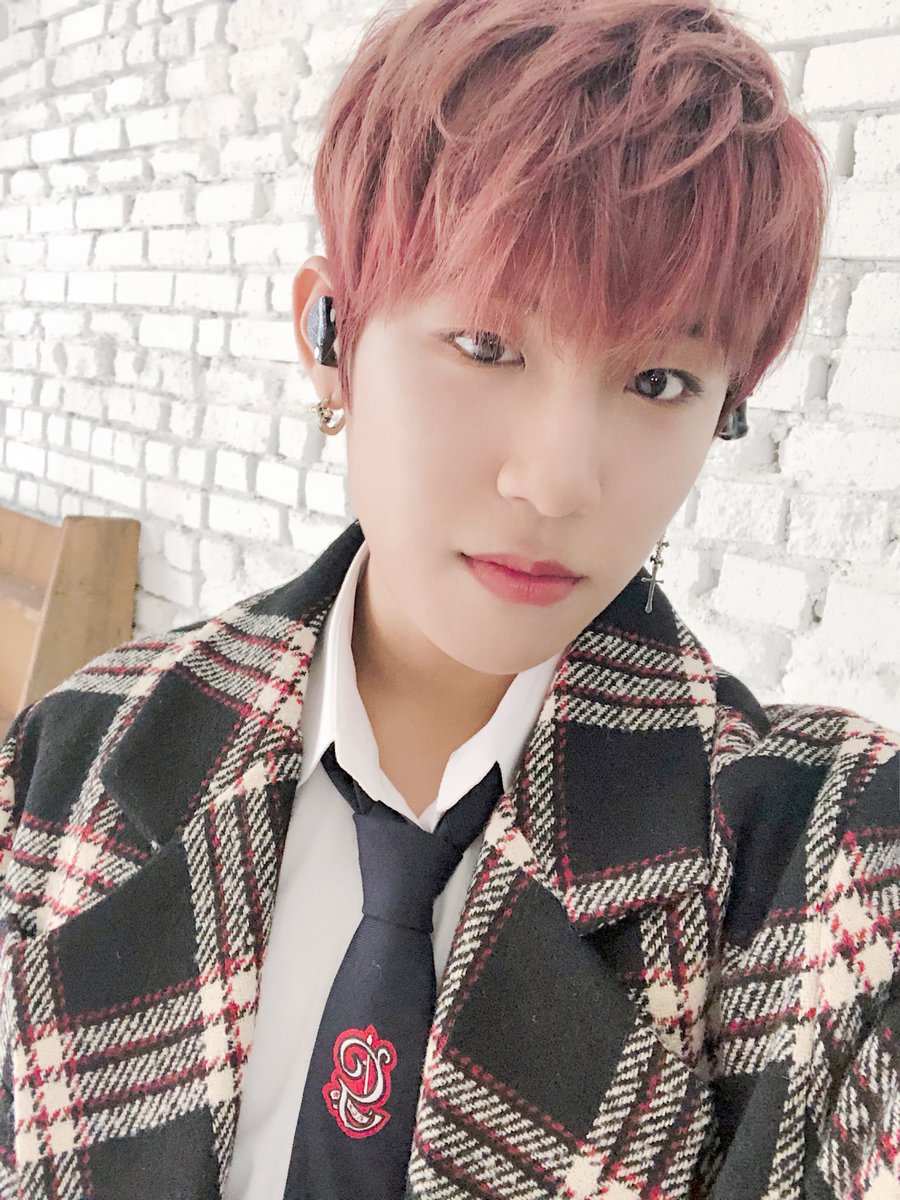 BN_Music's tweet photo. [#박우진 #이대휘/PHOTO] 브이라이브 때 여러분들과 했던 약속 지키려구 'Candle' 라이브 클립 찍었어요. 누구 손인지 맞춰보기~

#내일오후 #Candle #캔들 #라이브클립 #공개 
#브랜뉴뮤직 #BRANDNEWMUSIC https://t.co/OaoMldzzVh