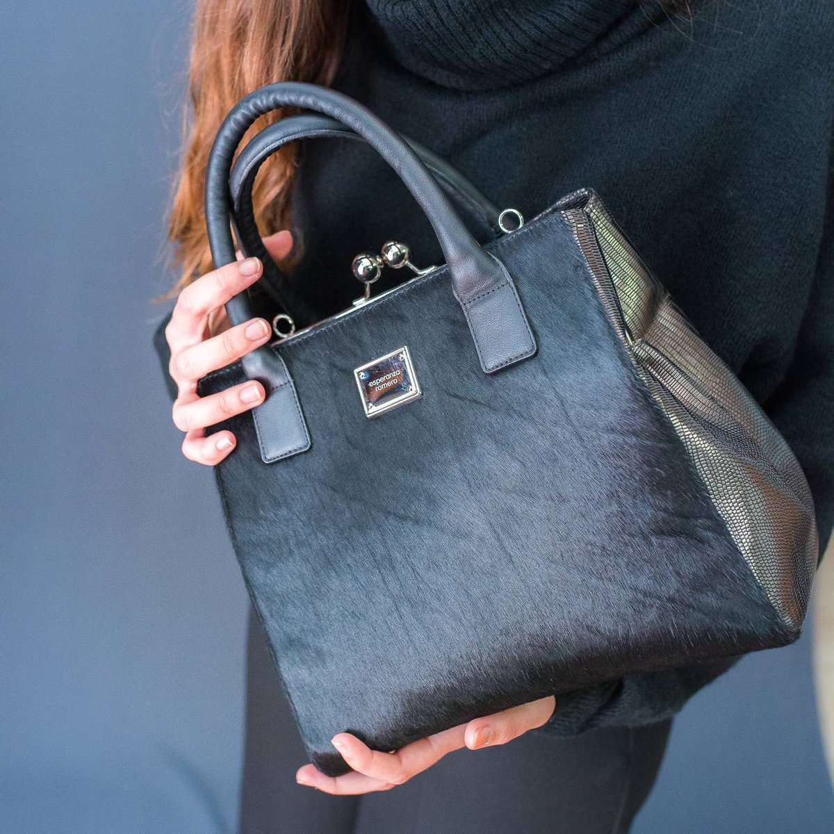 bolsosER's tweet photo. 🆕 NUEVA COLECCIÓN | La iniciamos con este tote en dos texturas y dos colores, pelos y piel grabada

#bolsos #moda https://t.co/HcbMBfqZtq