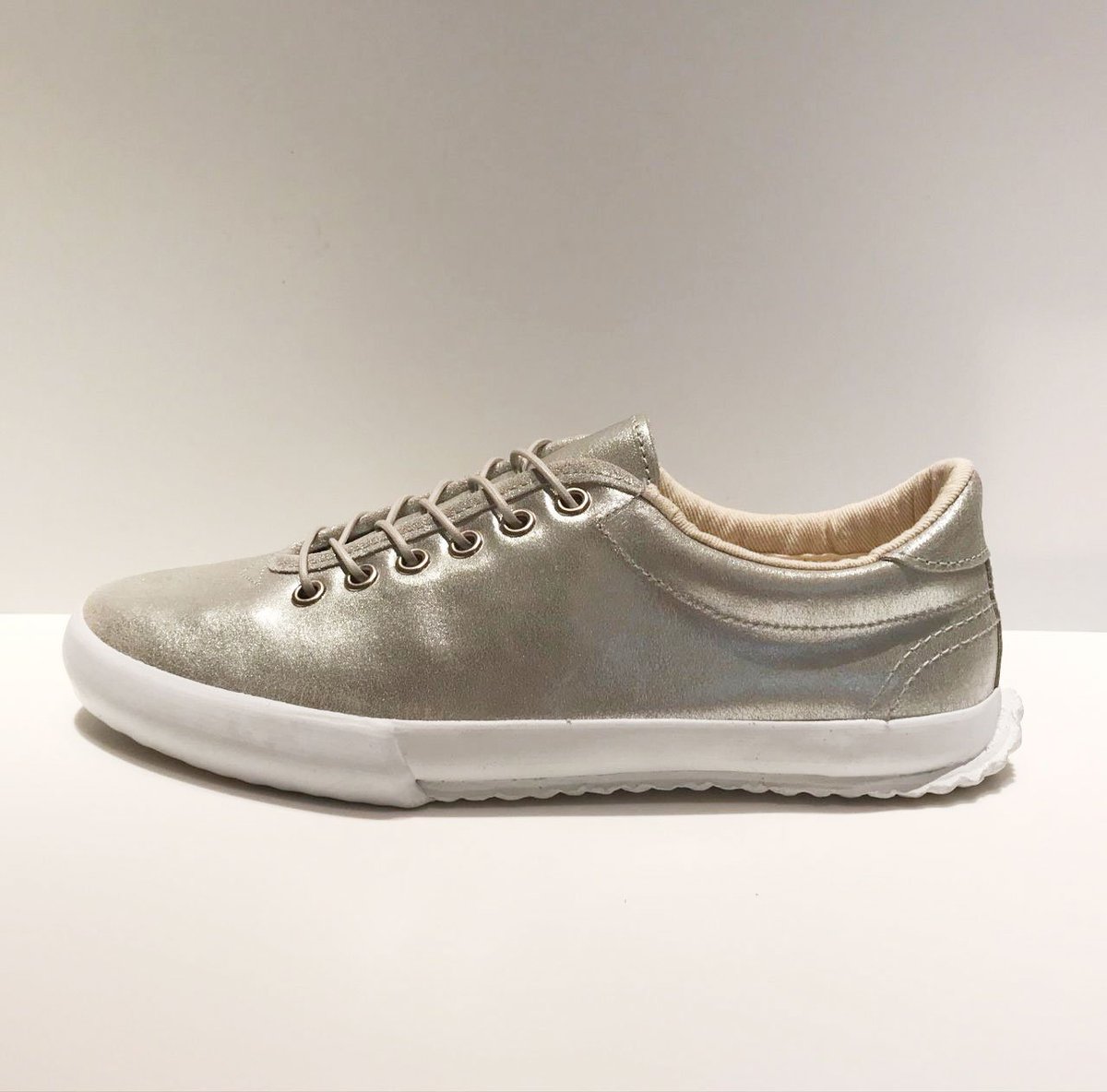 wash_shoe's tweet photo. マカロニアンとWASHの限定カラー登場💕¥17,064(税込)
このシルバーは主張しすぎず、大人な雰囲気✨これからの春コーデに欠かせないアイテムとなりそうですね! #maccheronian #スニーカー
https://t.co/elsGH5hycB https://t.co/xl55mJ8v07