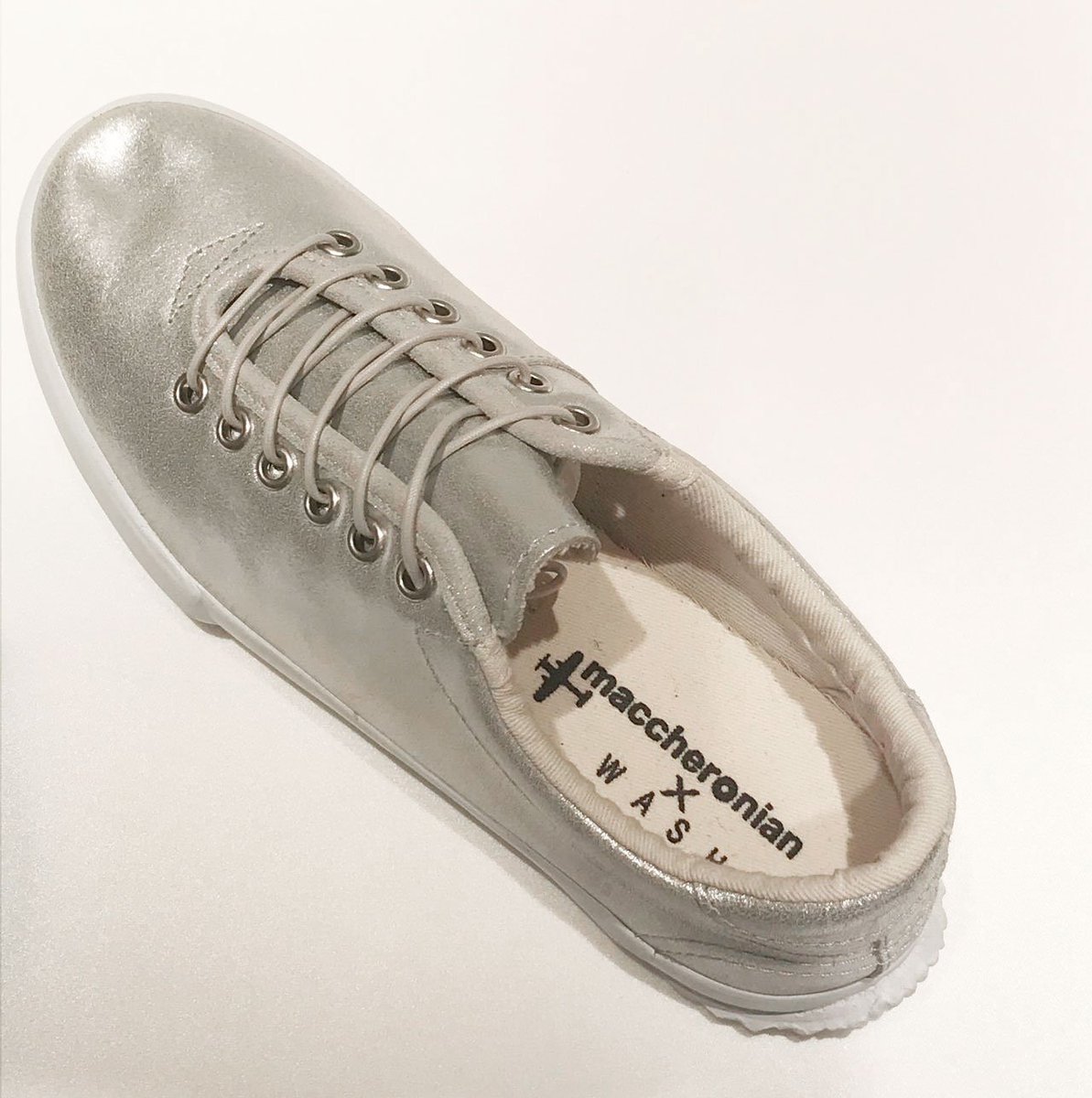 wash_shoe's tweet photo. マカロニアンとWASHの限定カラー登場💕¥17,064(税込)
このシルバーは主張しすぎず、大人な雰囲気✨これからの春コーデに欠かせないアイテムとなりそうですね! #maccheronian #スニーカー
https://t.co/elsGH5hycB https://t.co/xl55mJ8v07