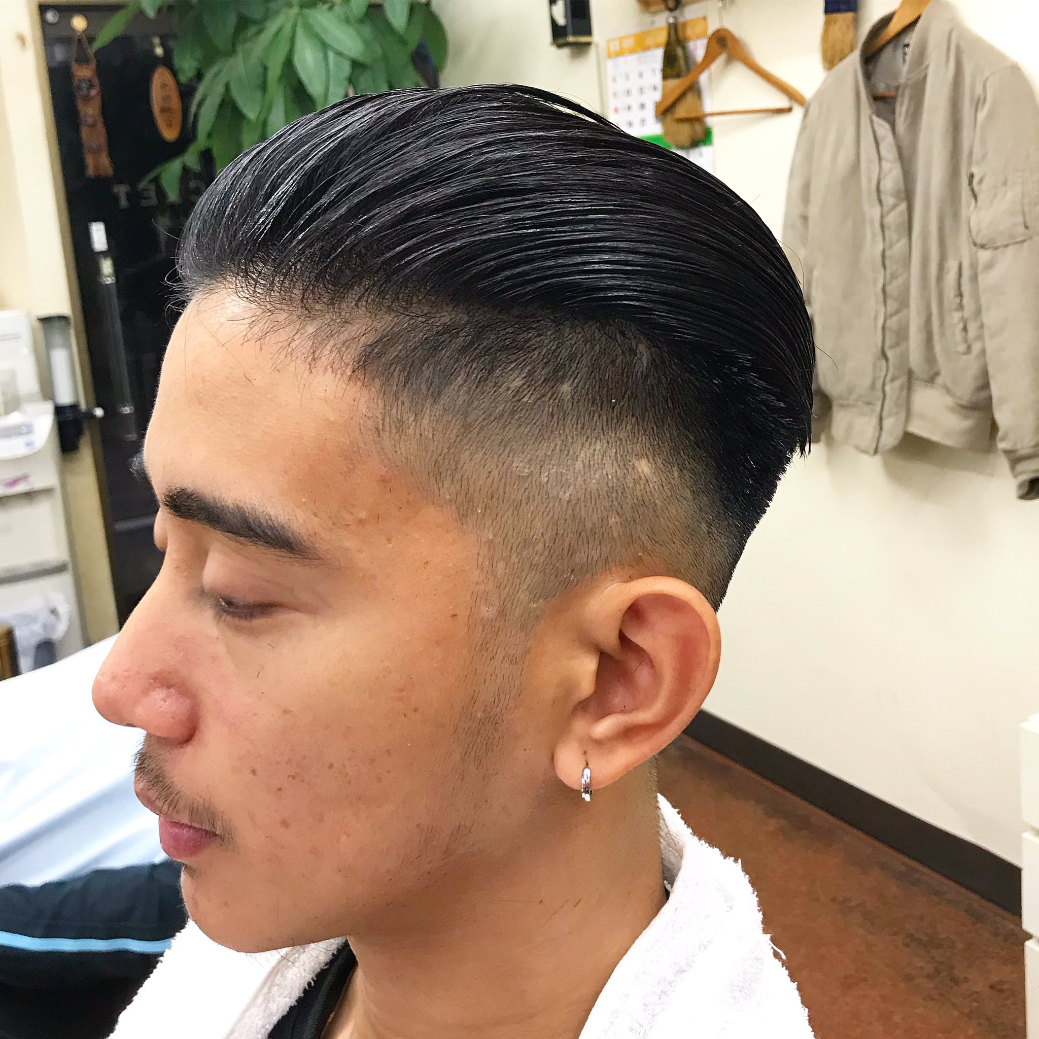 Barber Yamashi Q スリックバック ヘアって A オールバックです 笑 フェードカットと組み合わせるのが主流ですね 髪の毛は前方に生えてるのが一般的なので硬い髪は特にセットが大変ですね T Co Fbntvixxkb T Co Zwtyya6zvh