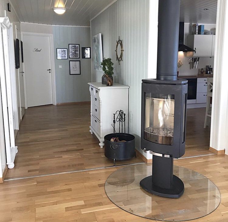 Creative positioning of the #jotul F373 which rotates 360 degrees keeps kitchen/lounge/hall way ward #woodburning #woodburner #norfolkhour #suffolkhour #norfolk #suffolk repost hobby is a