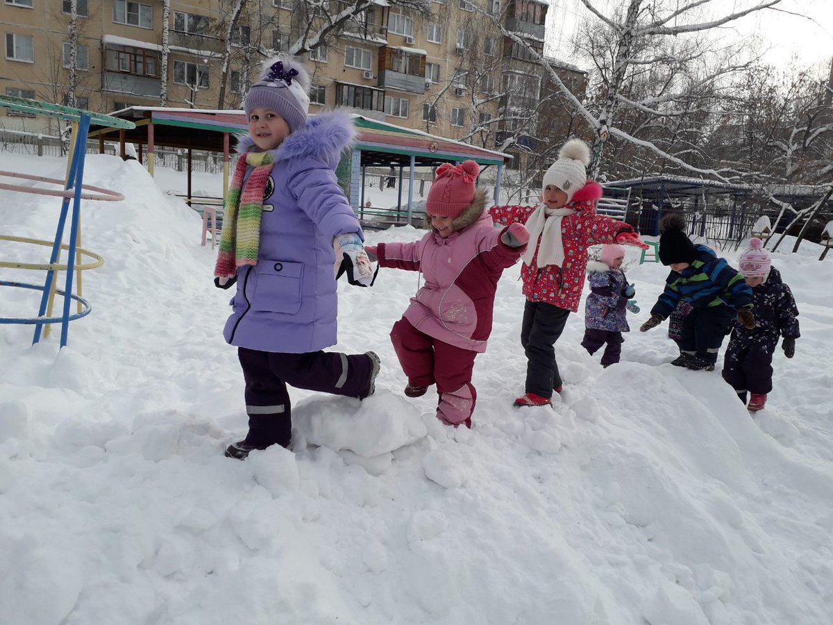 Свежий воздух малышам
Нужен и полезен!
Очень весело гулять нам!
И никаких болезней!...
