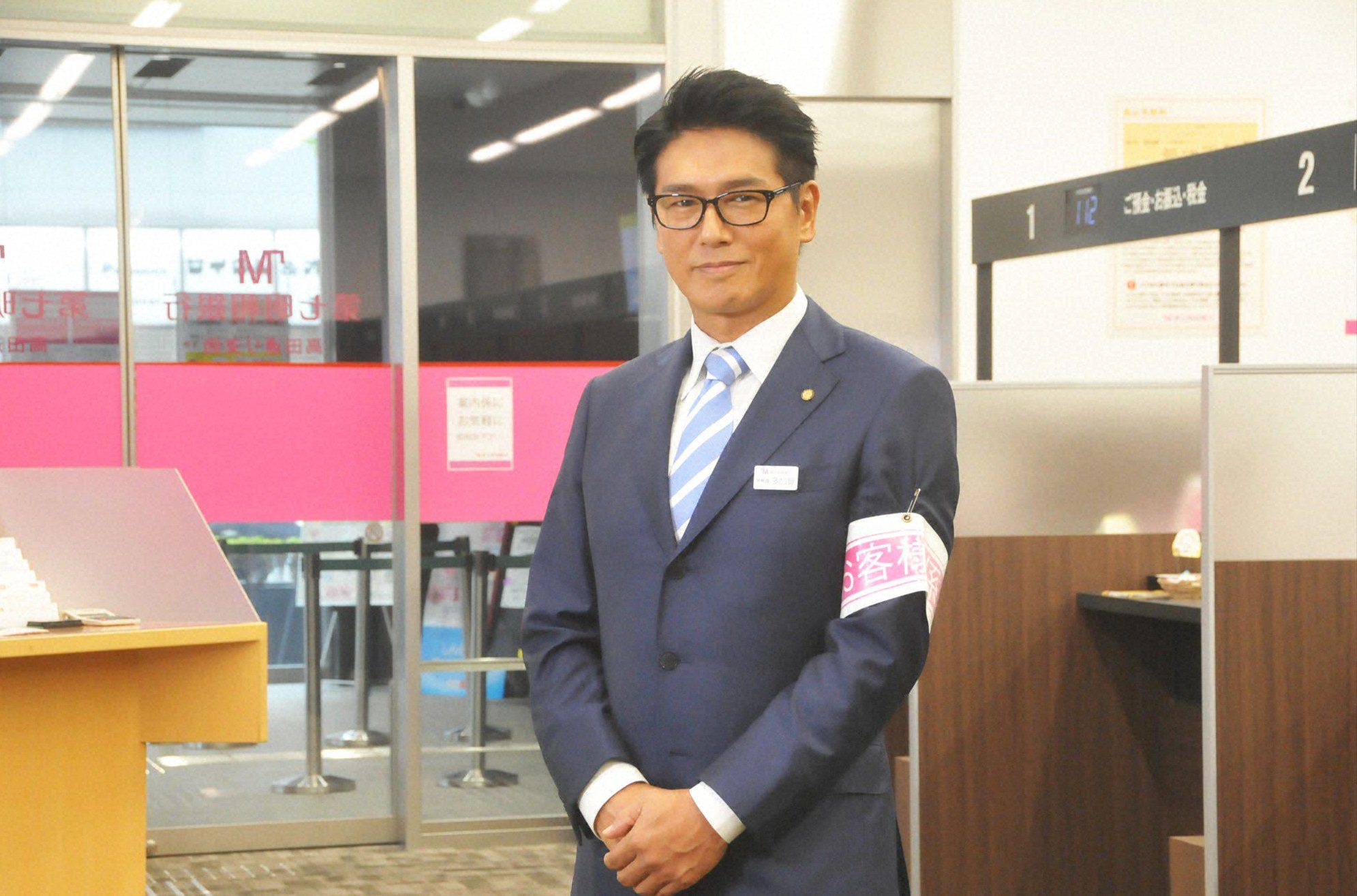 テレビ朝日宣伝部 よる 9時は 庶務行員 多加賀主水が悪を断つ 銀行ドラマの衝撃作 痛快下克上エンターテインメント 多加賀主水 高橋克典 は 臨時採用された銀行のロビー案内係 庶務行員 ある朝 この銀行が お父さんを殺した と小学生