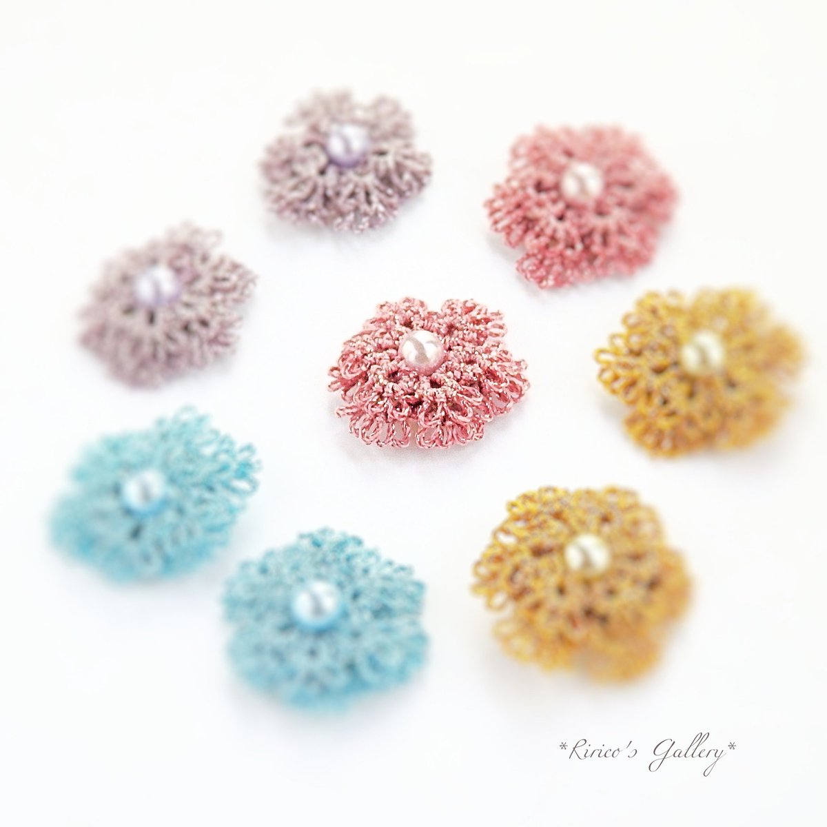 Ririco S Gallery りりこ タティングレース技法で制作した キュートな1輪花のピアス イヤリング ラメ入りの糸で ピコを沢山入れました レースなので軽く 耳への負担が少ないです 春のアクセサリーに如何ですか タティングレース ハンドメイド