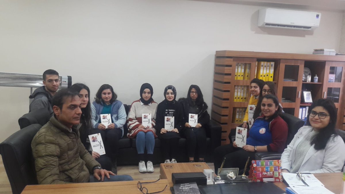 Diyarbakır’da #BirBilenleBilgeNesil yetişiyor.
Diyarbakır Genç MemurSen olarak Bismil ilçemizde öğrencilere MalcolmX ‘in anlatıldığı kitaplar ulaştırıldı.İlim irfan yolunda şuurlu aksiyoner gençlik için gayret gösterenlere teşekkür ederiz.
#gençmemursen #eyüpbeyhan #yusufgüzel