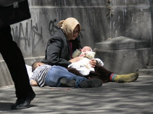 LChernovetskyi's tweet image. #სიახლე: კიევის სადგურზე პოლიციამ ბავშვების ჯგუფები აღმოაჩინა, რომლებსაც უფროსები მოწყალების შესაგროვებლად იყენებდნენ

ეს ბანდიტების ბიზნესია!
მეგობრებო, მე ბევრჯერ მოგმართეთ, რომ არ მისცეთ მათ ფული და მათი რაოდენობაც შემცირდება! და რაც მთავარია - ნაკლები ბავშვი დაიტანჯება.