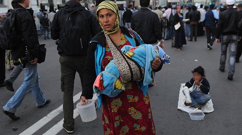 LChernovetskyi's tweet image. #სიახლე: კიევის სადგურზე პოლიციამ ბავშვების ჯგუფები აღმოაჩინა, რომლებსაც უფროსები მოწყალების შესაგროვებლად იყენებდნენ

ეს ბანდიტების ბიზნესია!
მეგობრებო, მე ბევრჯერ მოგმართეთ, რომ არ მისცეთ მათ ფული და მათი რაოდენობაც შემცირდება! და რაც მთავარია - ნაკლები ბავშვი დაიტანჯება.