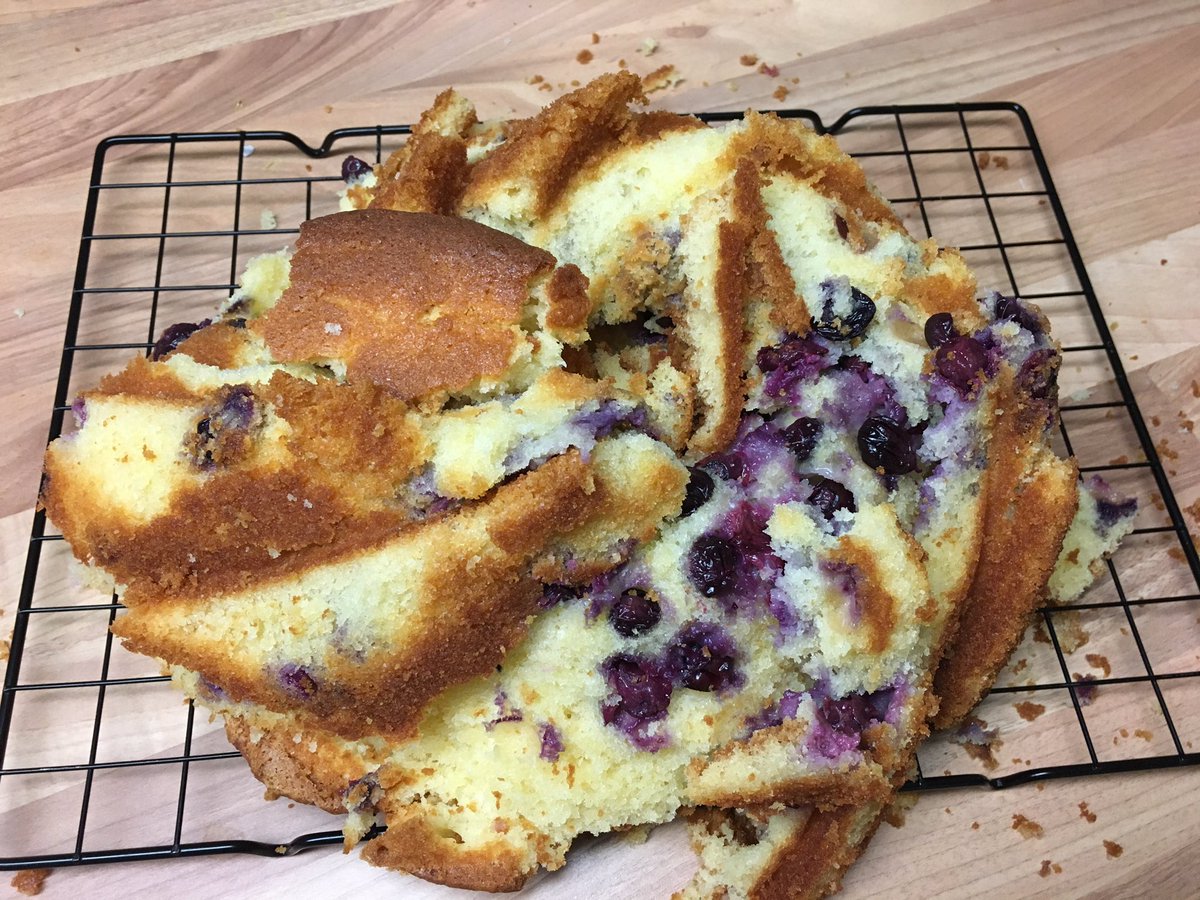 MairiOrd's tweet image. We all like to show off on social media but sometimes even us experienced homebakers make careless mistakes, like this morning when I forgot to grease the bundt tin 🤯 ... blueberry sponge and custard, anyone? #bakingblunders #brightside #islandbakers #youhavetolaugh