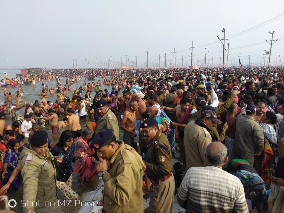 uttarakhandcops's tweet image. प्रयागराज, उत्तरप्रदेश में #Kumbhamela2019 ड्यूटी हेतु गये #UttarakhandPolice के जवान मौनी अमावस्या शाही स्नान में पूर्ण निष्ठा व लगन के साथ ड्यूटी और सेवा धर्म, दोनों ही रूपों में अपने कर्तव्यों का बखूबी निर्वहन करते हुए.
@Uppolice @kumbhMelaPolUP
