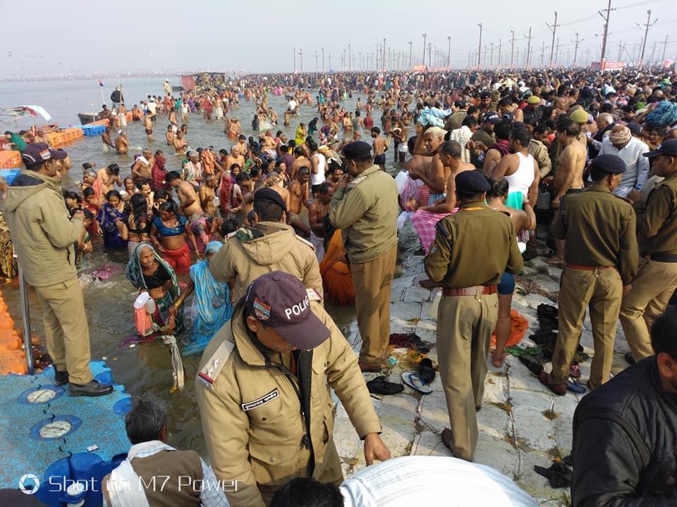 uttarakhandcops's tweet image. प्रयागराज, उत्तरप्रदेश में #Kumbhamela2019 ड्यूटी हेतु गये #UttarakhandPolice के जवान मौनी अमावस्या शाही स्नान में पूर्ण निष्ठा व लगन के साथ ड्यूटी और सेवा धर्म, दोनों ही रूपों में अपने कर्तव्यों का बखूबी निर्वहन करते हुए.
@Uppolice @kumbhMelaPolUP