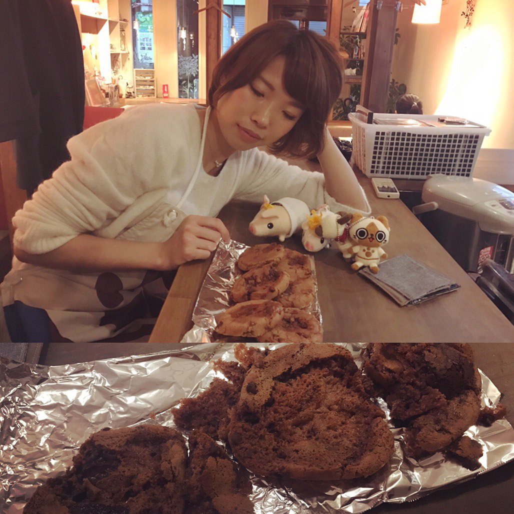 2年前のバレンタイン。レシピ動画で見た「やわらかチャンキークッキー★」を作りました。焼きあがった瞬間クッキーの中に仕込んだマシュマロが全部爆発してぺちゃんこになり、あげる相手に「これは化石かな？」と言われた経験があります。  #気の毒バレンタイン #中の人は昔ゲームバーの店長でした