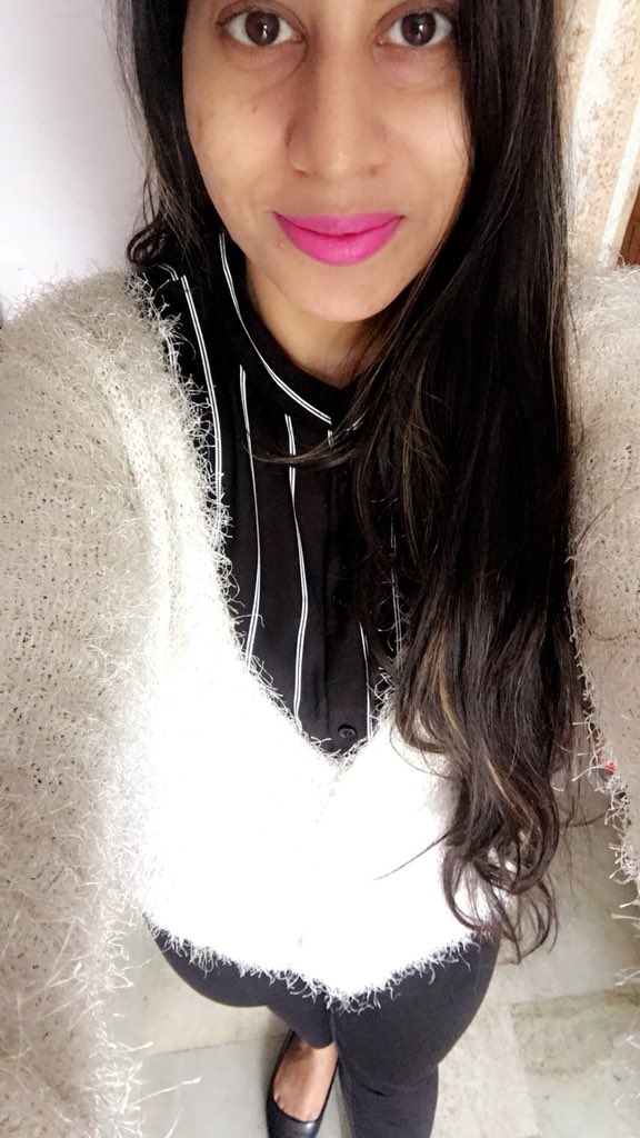 pancholi_nidhi's tweet photo. @pancholi_nidhi #officevibes #whitelove #thursdayitis #newday #newhopes Have a fab day guys✌️ https://t.co/7vPCdtcxRY