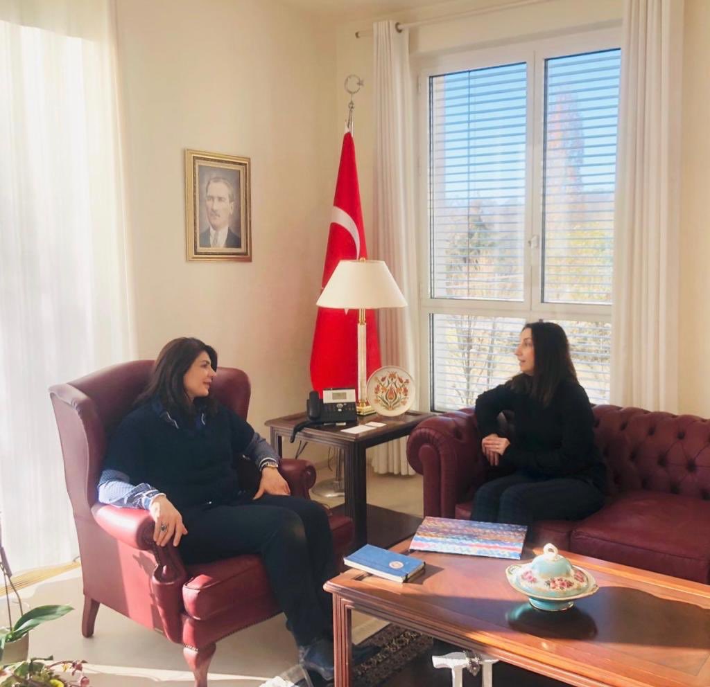 TC_LuksemburgBE's tweet photo. Luxemburg‘da yaşayan piyano sanatçımız Arzu Kırtıl konser projeleri hakkında Büyükelçimizi bilgilendirdi. İleriki zamanlarda Büyükelçiliğimizle ortak bir proje yapmalarını kararlaştırdılar. https://t.co/maMWRLtXnv