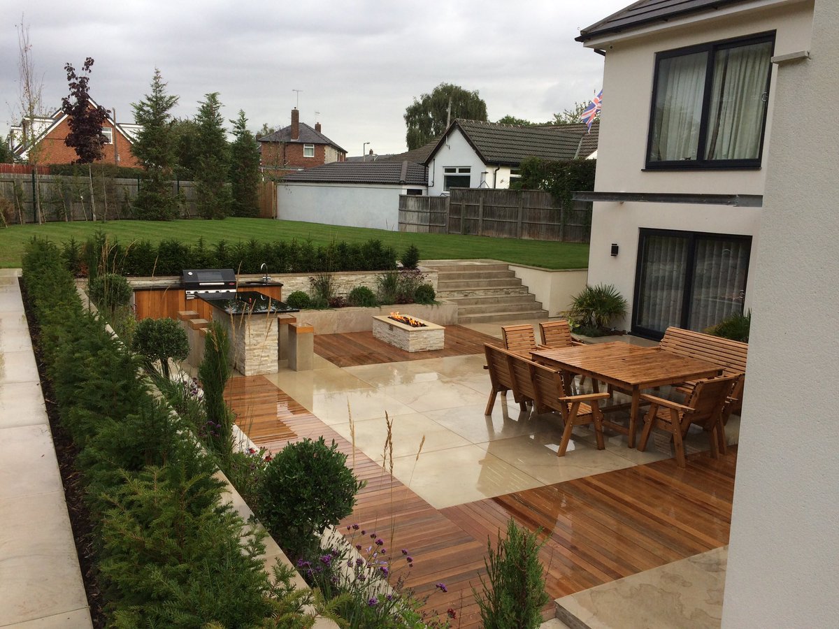 On a wet windy day like today I can’t help but look back at this masterpiece😍 #RainyDay #luxurygarden #stunninggarden #landscaping #nothingbutthebest @Sedds_Mark @MarshallsReg @JessopDavid