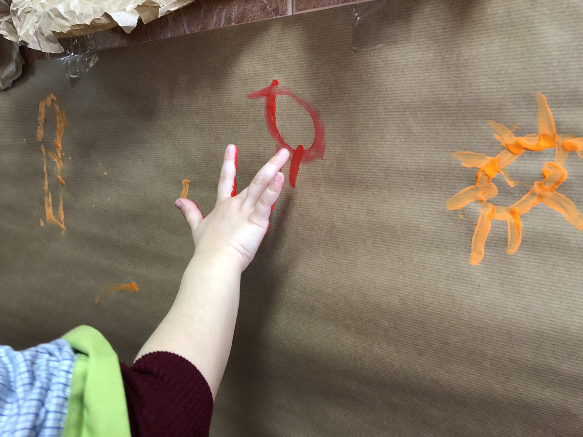 fecsjvmu's tweet photo. Alumn@s + profes + papás y mamás de 4 años = Precioso taller sobre la Prehistoria 🐾🐾🐾☀️ #aprendemoshaciendo #aprendizajeporproyectos https://t.co/jgklxhc0Ha