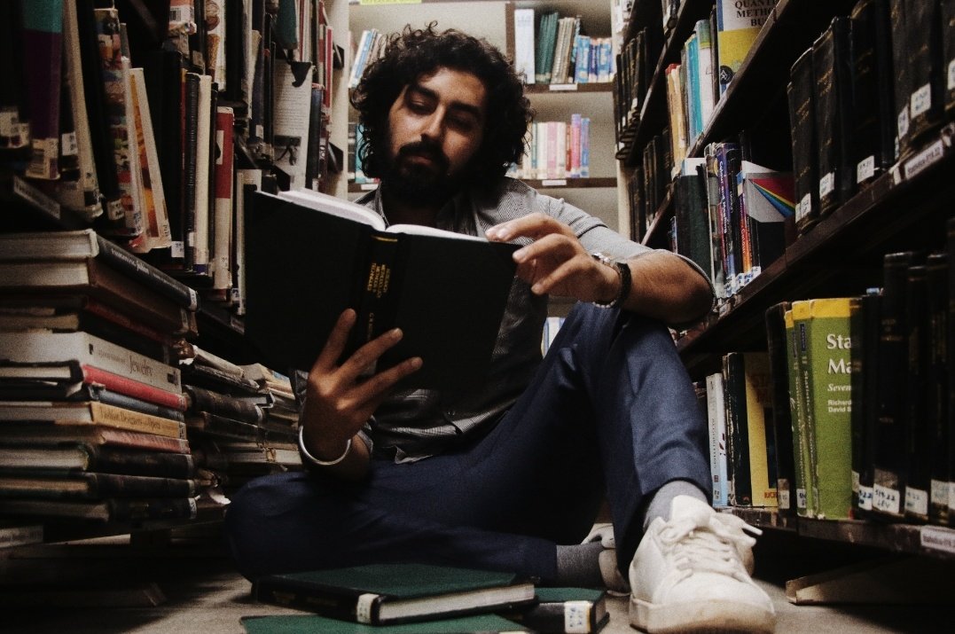 arreyy_mango's tweet photo. Reading or posing? 
Guess you'll never know.
(Academic Excellence)
#niftbengaluru #FCjournalism #fccampuscheck
#11thingsNIFT #manzar https://t.co/xUaSopuv6l