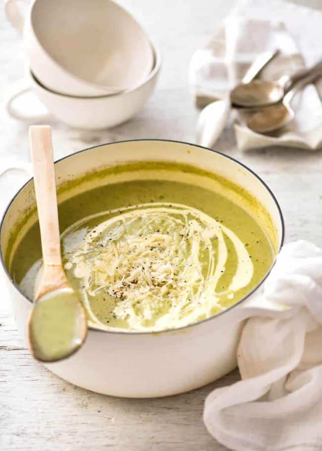 uberliste's tweet image. Its very much soup season in Berlin! ☃️
Add Zucchinis to your überliste app and make a delish soup this week 😊

app: itunes.apple.com/us/app/%C3%BCb…

recipe: recipetineats.com/creamy-zucchin…

#Soup #winter #cooking #dinner #lecker #yum #Veggie #vegetarian #HealthyFood #gesund #healthy #Berlin