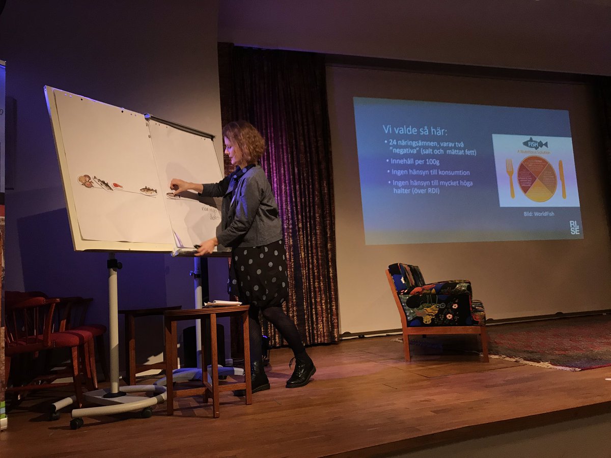 Underbar kreativitet och pedagogik när <a href="/SevillaZiegler/">Friederike Ziegler</a> presenterar under seminariet ”Frisk med Fisk utan Risk ? – Sjömatens betydelse för hälsa och miljö.” <a href="/SeaWinSWE/">SeaWin</a>